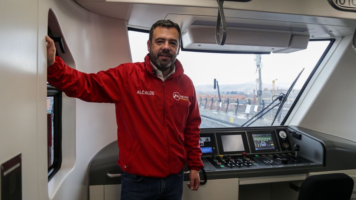 Carlos Fernando Galán montado en el Metro