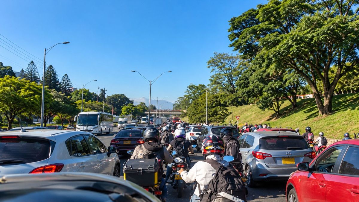 Atasco urbano en la autopista norte en Antioquia