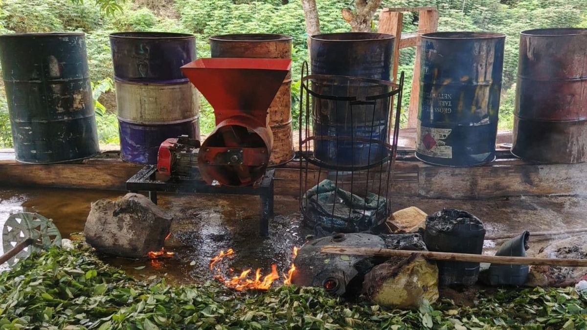 Fueron halladas 15 arrobas de hoja de coca picada, sustancias químicas y equipos de procesamiento.