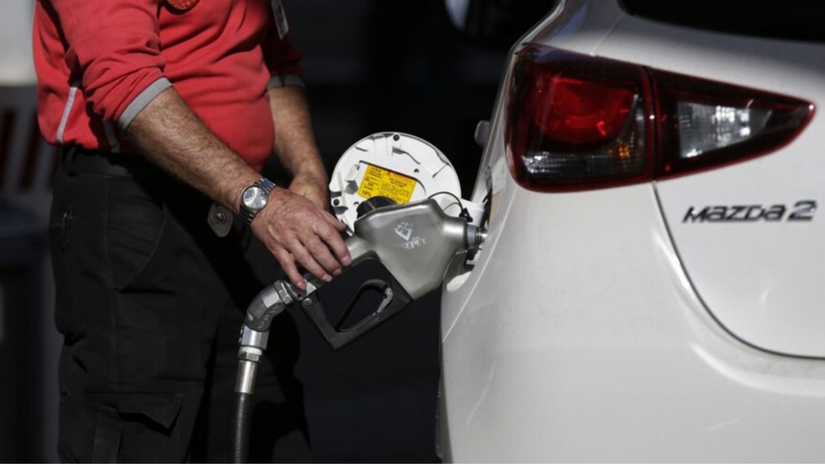 Persona echándole gasolina a un carro
