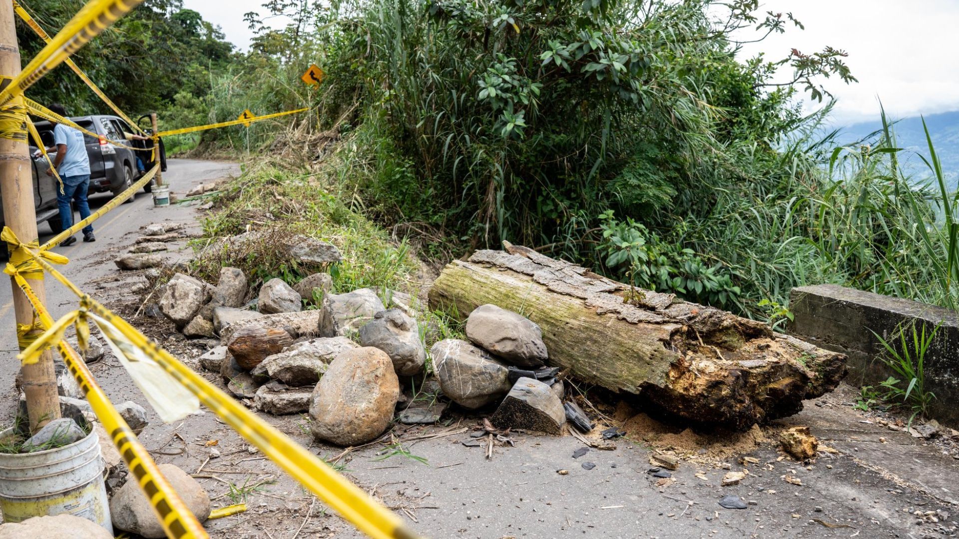 Habilitan siete puntos críticos en Cundinamarca 300 horas de maquinaria aseguran la movilidad